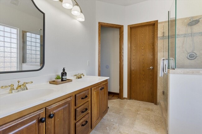 Building Photo - Home For Rent Bellevue.