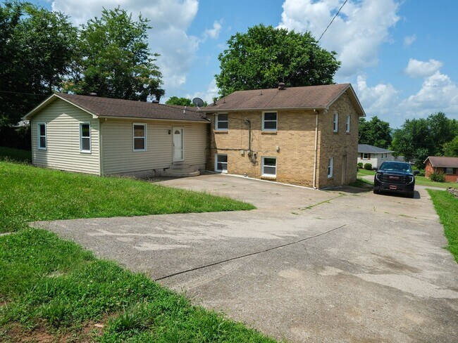 Building Photo - MOVE IN SPECIAL for: 3 Bedroom House Avail...