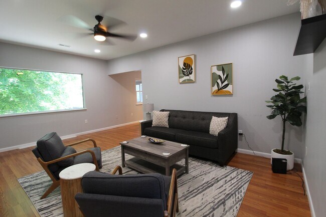 Building Photo - Bright & Spacious 2-Bedroom Home in Massanutten