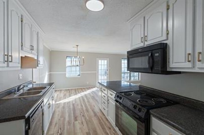 Building Photo - Beautifully Remodeled Home in a Prime Hunt...