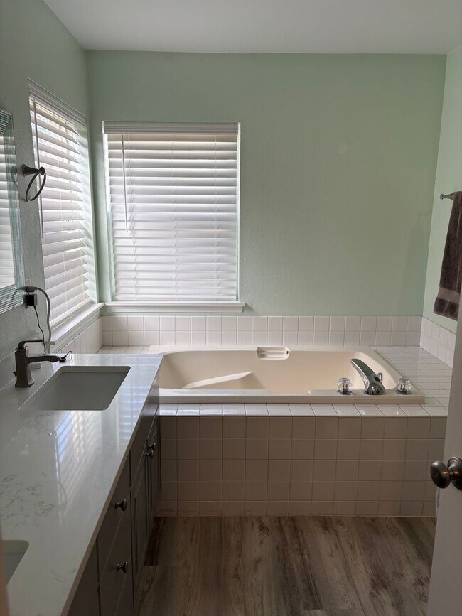 Building Photo - Gated Community!