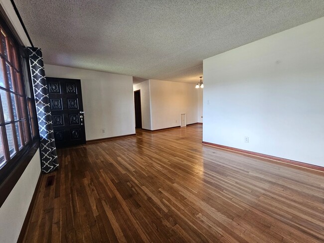 Building Photo - Manor View