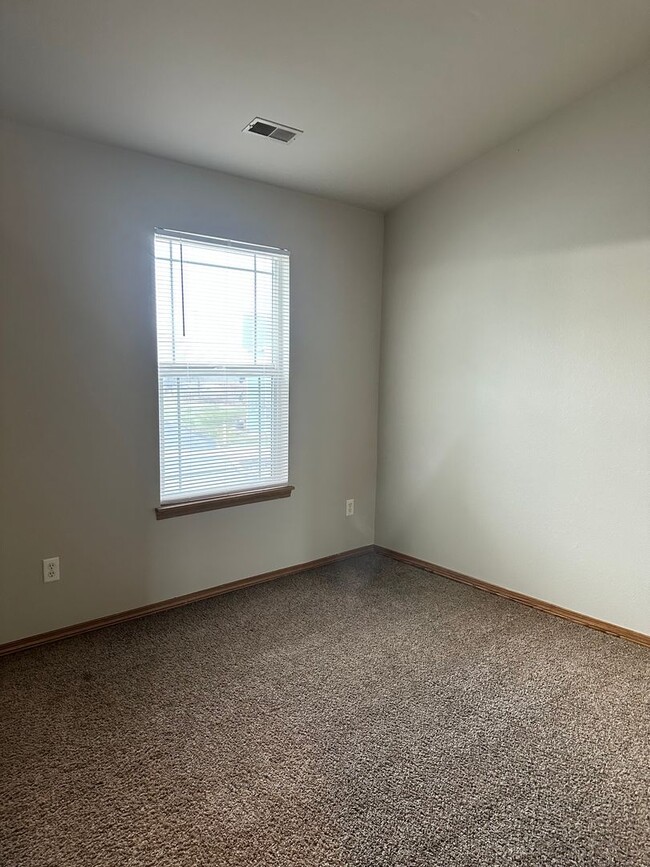 Building Photo - Centrally Located 2 Bedroom 1.5 Bathroom T...