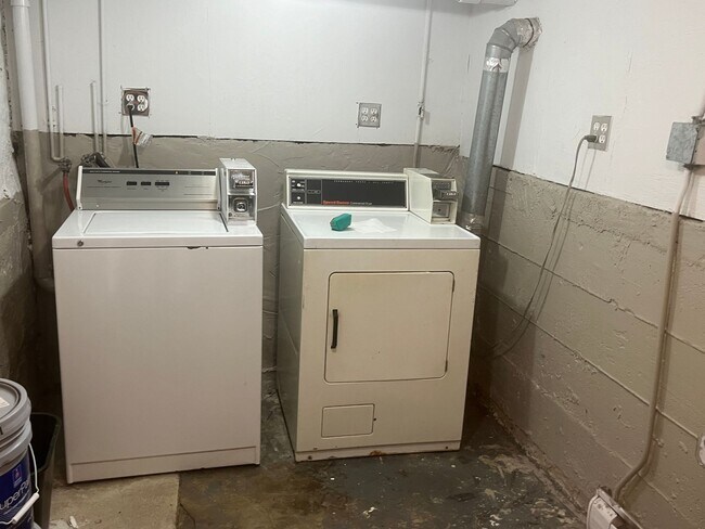 Building Photo - 1030 W George St