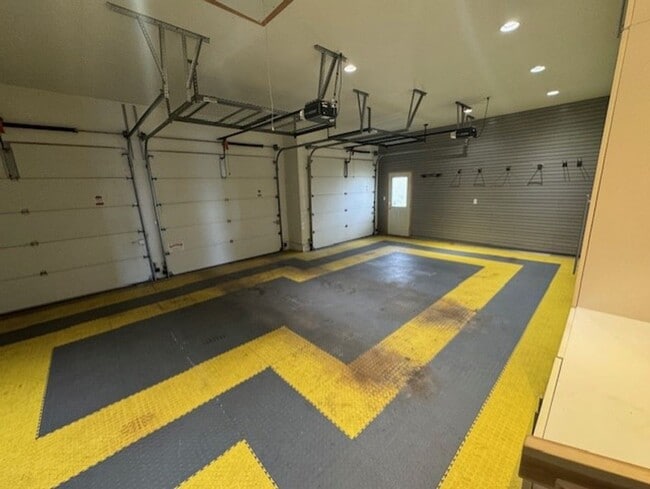 Building Photo - MOVE IN SPECIAL $1000 OFF FIRST MONTHS REN...