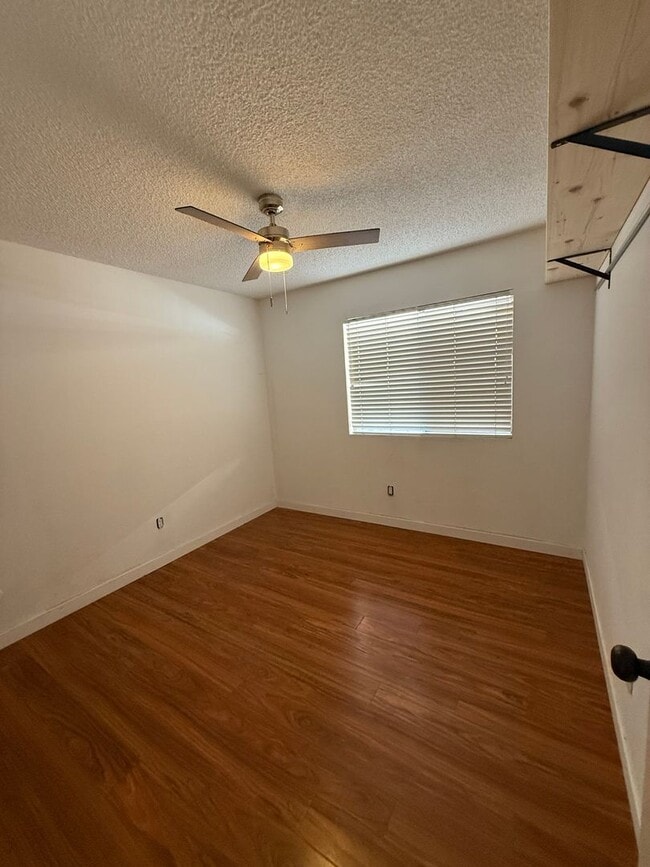 Building Photo - Single story 3 bed, 2 bath pool home
