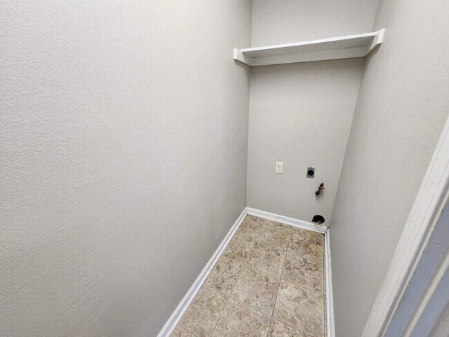 Building Photo - 366 Hickory Grove St