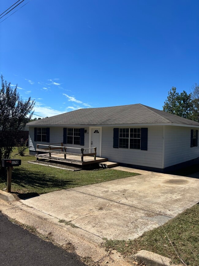 Primary Photo - 170 Colonial Cir