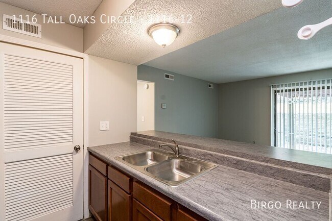 Building Photo - Comfortable 2 Bed / 1 Bath APARTMENT in HA...