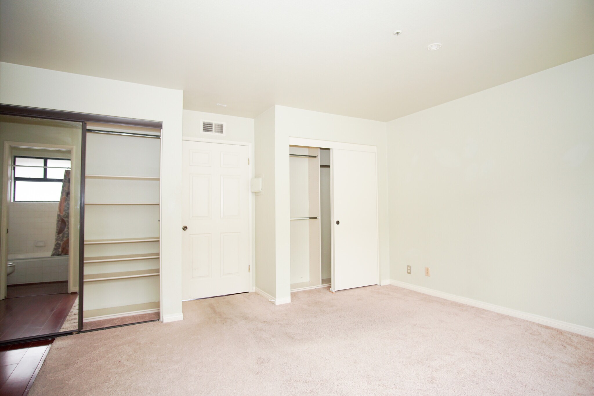 Building Photo - 1214 S Mayflower Ave