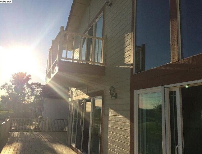 Building Photo - 5650 Edgeview Dr