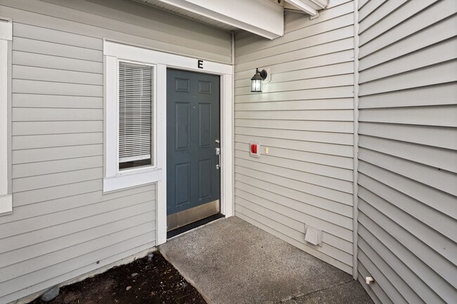 Building Photo - Spacious 3 bed Townhome