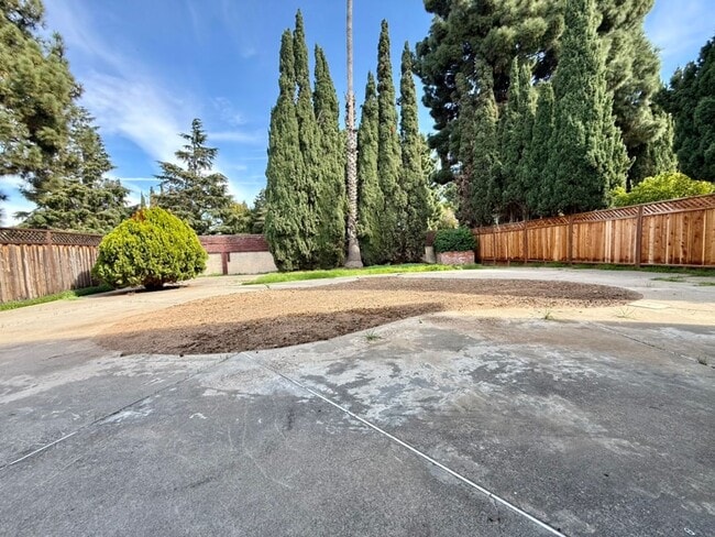 Building Photo - Beautiful, Completely Remodeled 4 Bed 2.5 Bath Fremont Home - Huge Bonus Room
