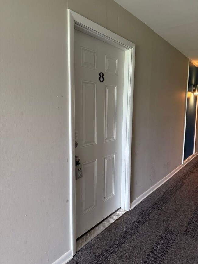 Building Photo - 2 Bedroom Unit was recently renovated. Liv...