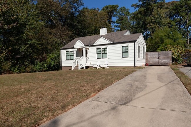 Building Photo - Updated 3/2 Bungalow w/ Large Backyard & M...