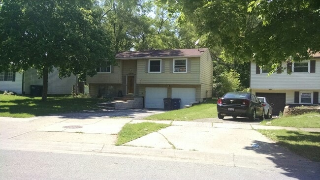 Building Photo - Three bedroom, one bath, huge backyard