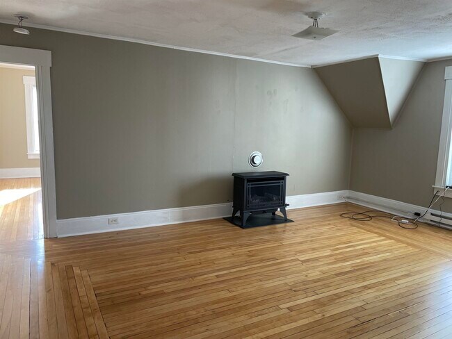 Building Photo - 390 Cedar St