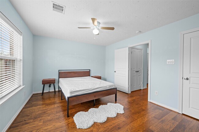 Building Photo - 3410 Skyline Village Dr