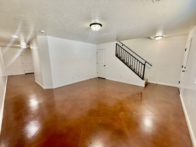 Building Photo - 3-BR Townhome Near Costco