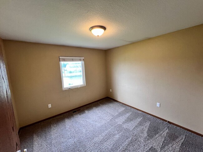 Building Photo - Welcome Home – Beautiful 4 Bed / 2.5 Bath ...