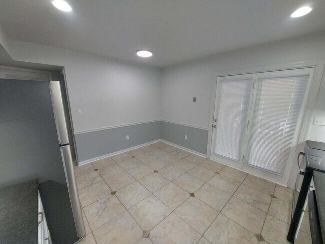 Building Photo - Beautiful Roanoke 2 bed 2 bath Duplex