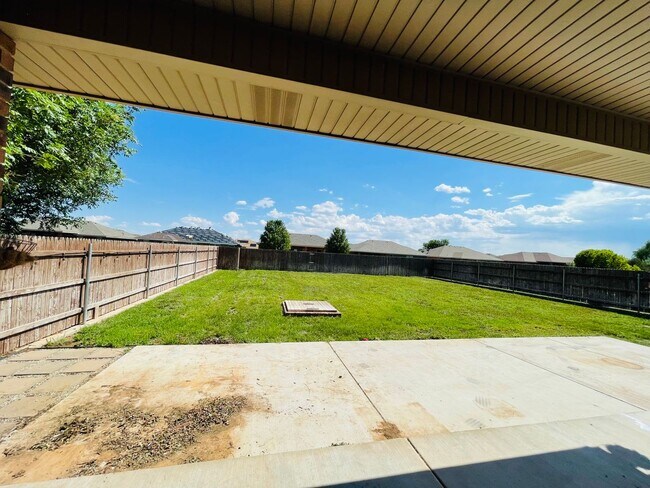 Building Photo - 4 Bedroom, 2 Bath -