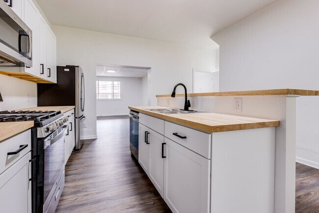 Building Photo - Fully Renovated 3BR/2BA Gem in the Heart o...