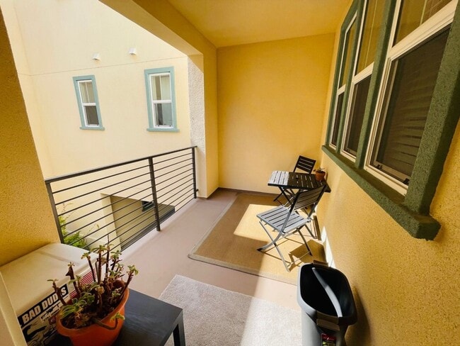 Building Photo - Beautiful Townhome!