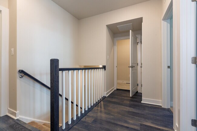 Building Photo - Elegant Townhome Living Near Herndon Conveniences