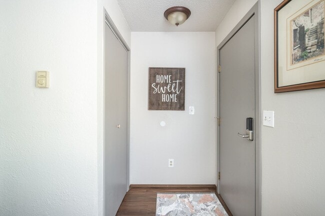 Building Photo - PENDING APPLICATION; Westside 2BD Duplex
