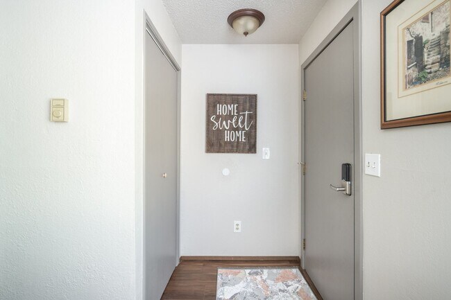 Building Photo - Westside 2BD Duplex