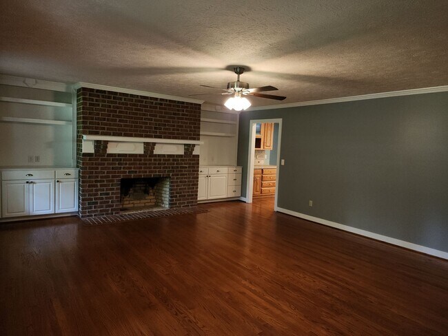 Building Photo - Incredible Spacious Home in Five Lakes!