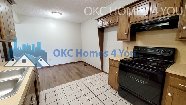 Building Photo - 2 Bed Near NW Expressway & Rockwell