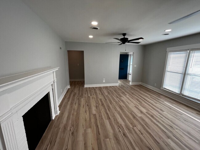 Building Photo - 4Bed/3Bath Renovated Student friendly housing