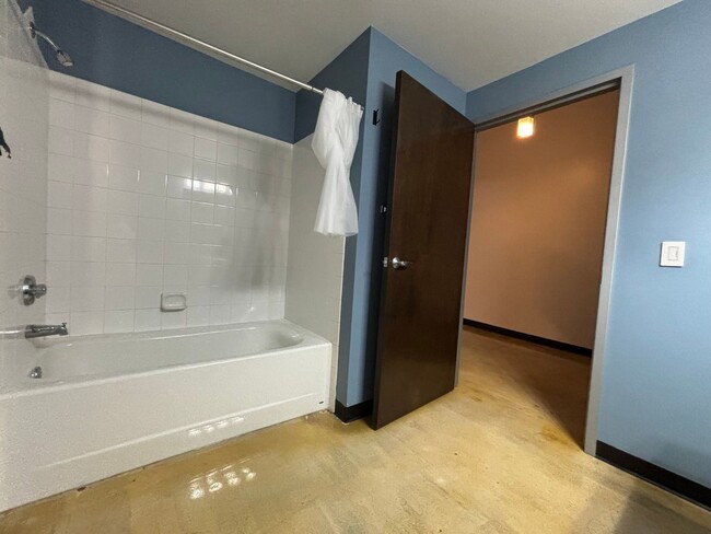 Building Photo - Spectacular Spacious Studio Condo in Downt...