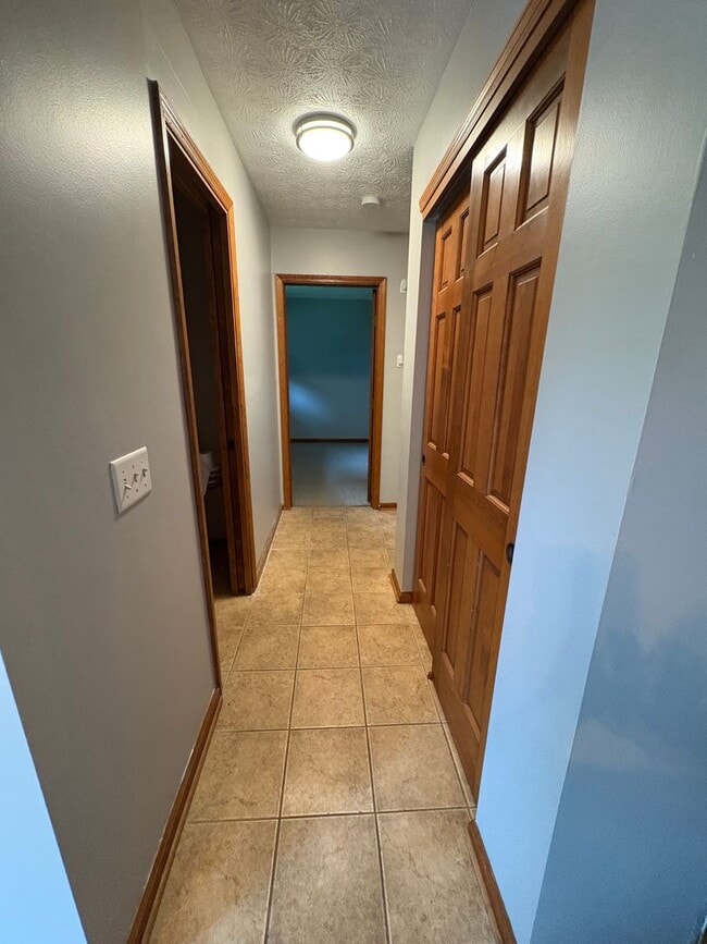 Building Photo - Beautiful Tri-level Home in Centerville