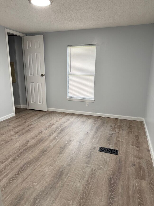 Building Photo - Rare Rockford rental available now!