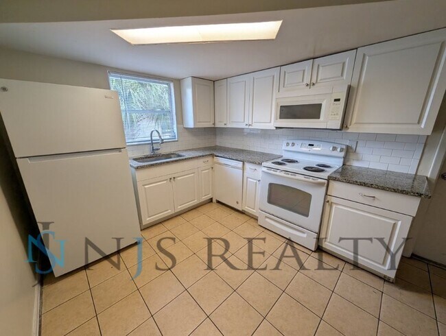 Building Photo - REDUCED!!!!  True 3 Bed~2 Bath~with garage. Over 1,000 sq ft, with updated kitchen & bathrooms, l...