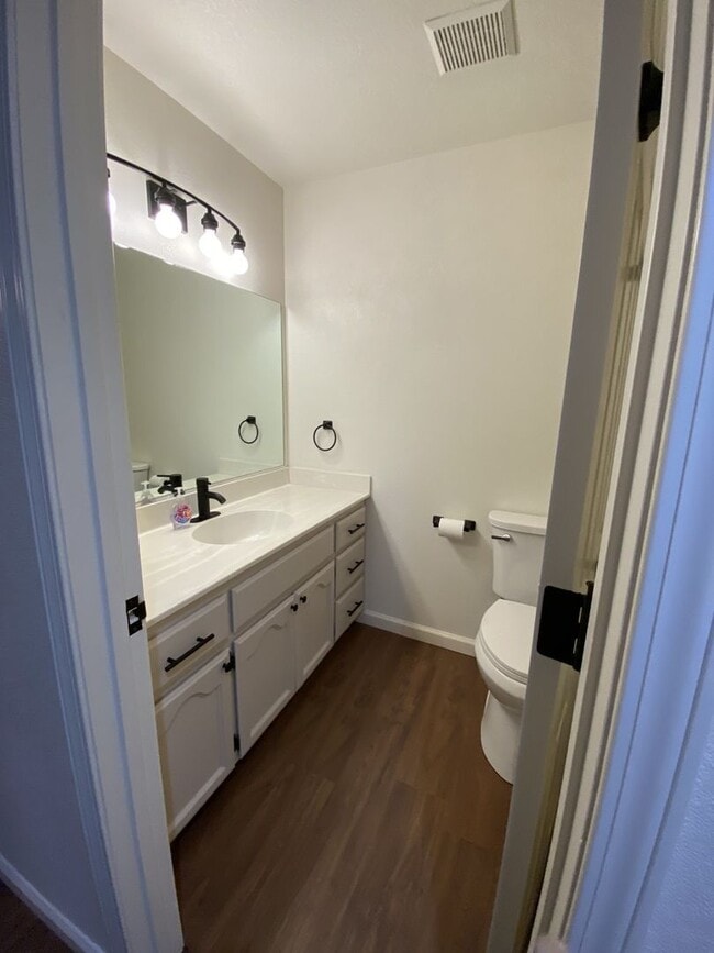 Building Photo - Spacious two bedroom two bath home in Carson City