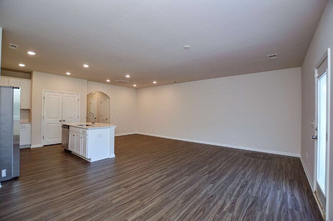 Building Photo - Easy Tega Cay Living in a Thoughtfully Updated Townhome