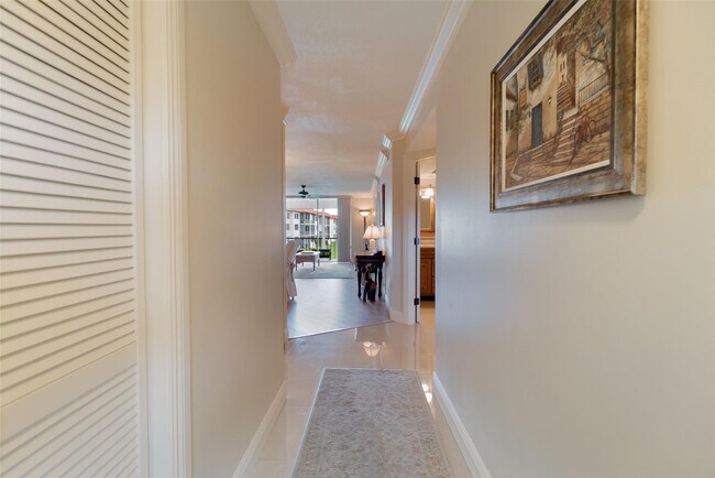 Building Photo - 820 S Hollybrook Dr