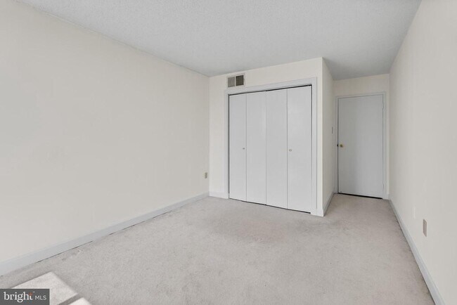Building Photo - 5300 Holmes Ln