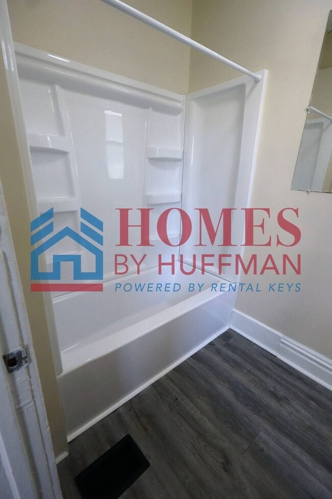 Building Photo - Three Bedroom House | Move in Ready