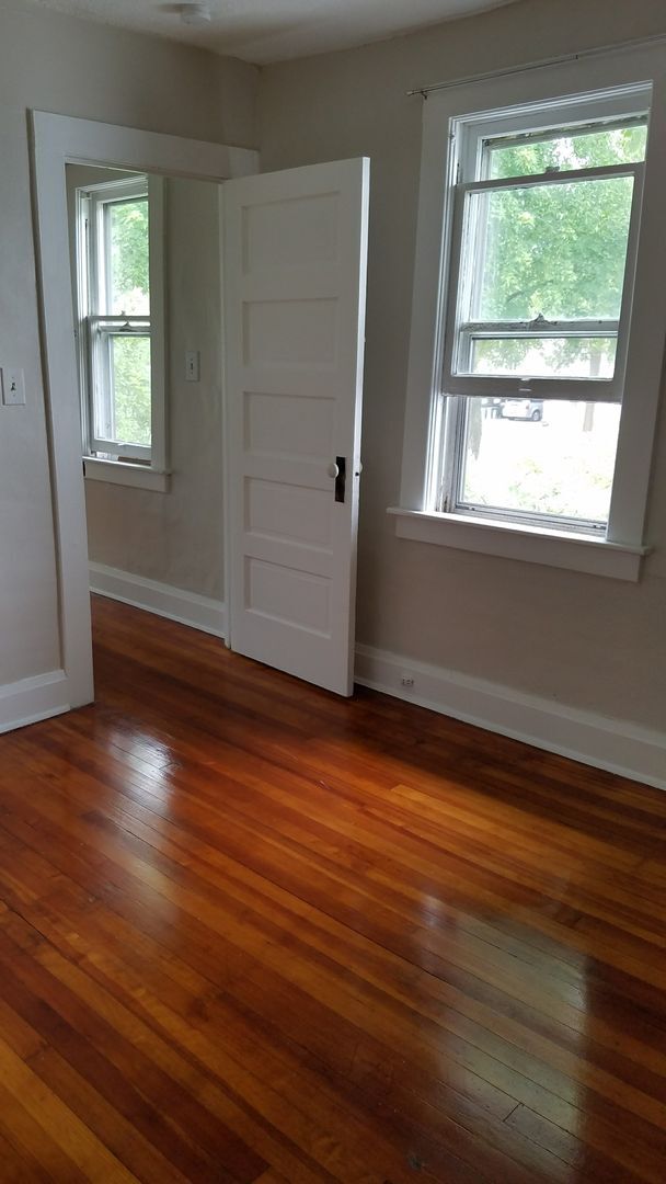 Building Photo - Apartment Available in Village of Liverpool