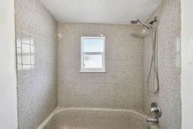 Building Photo - Housing Voucher Accepted: Charming 4-Bedroom Home in Saint Petersburg