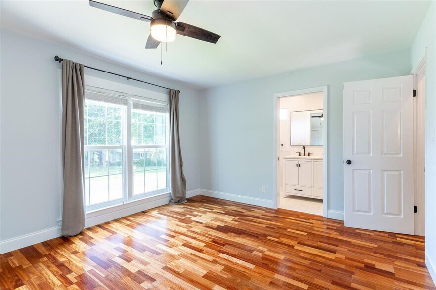 Main Bedroom - 817 N Lakeside Dr