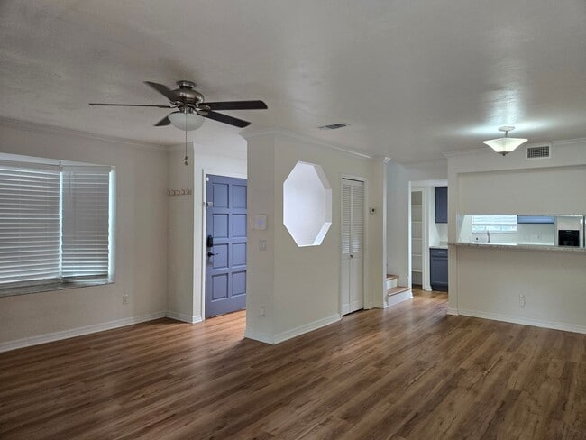 Building Photo - Spacious 2-bedroom, 1.5-bath end-unit townhouse in Carriage House