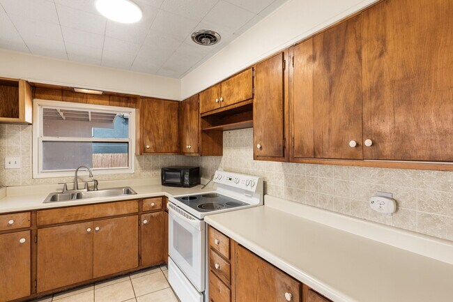 Building Photo - 2204 Cooper Ave