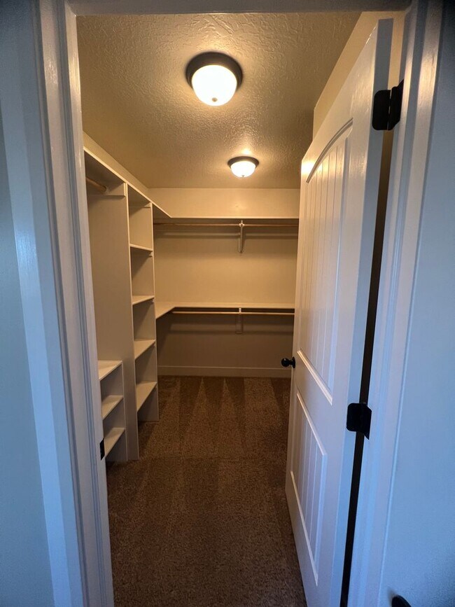 Building Photo - Located in Meadow Crest- 3 bedrooms 3 baths- 1/2 Off first month