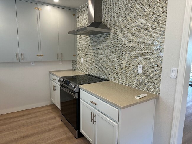 Building Photo - Beautiful high end 1 bedroom duplex with office!
